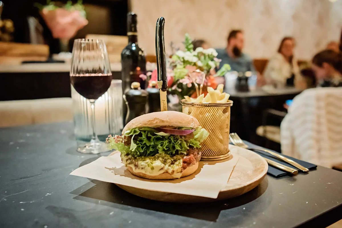 Frites à l’Heure: Waar Smaak en Stijl Hand in Hand Gaan